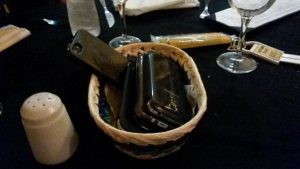 La tiranía de lo instantáneo, de lo simultáneo, de lo disperso, de la sobredosis de información y de la conexión con un mundo virtual que terminará acabando con delicioso placer de dialogar