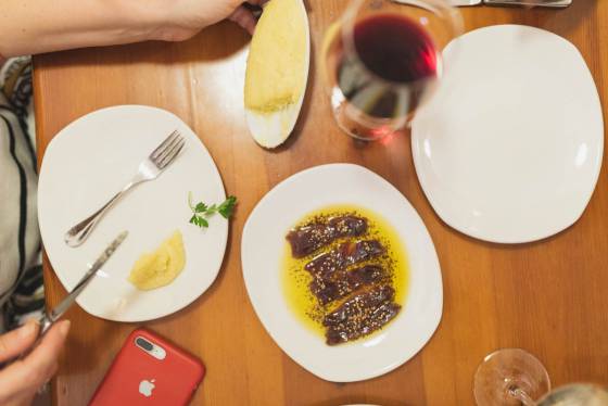 Recargo por compartir platos, el debate que copó las redes a partir de la foto del menú de un restaurante