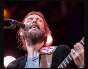Chris Robinson tomando fernet en una recortada