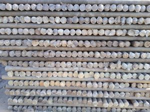 Familia Falasco juntó 114 kg de tapones Vinventions de descarte para hacer postes para viñas