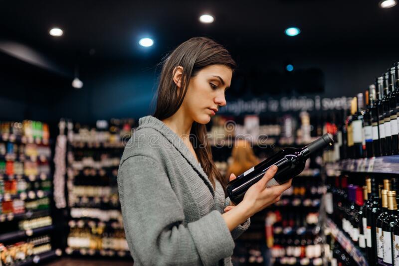 las mujeres eligen comprar vino en tiendas de especialidad como lo de granado