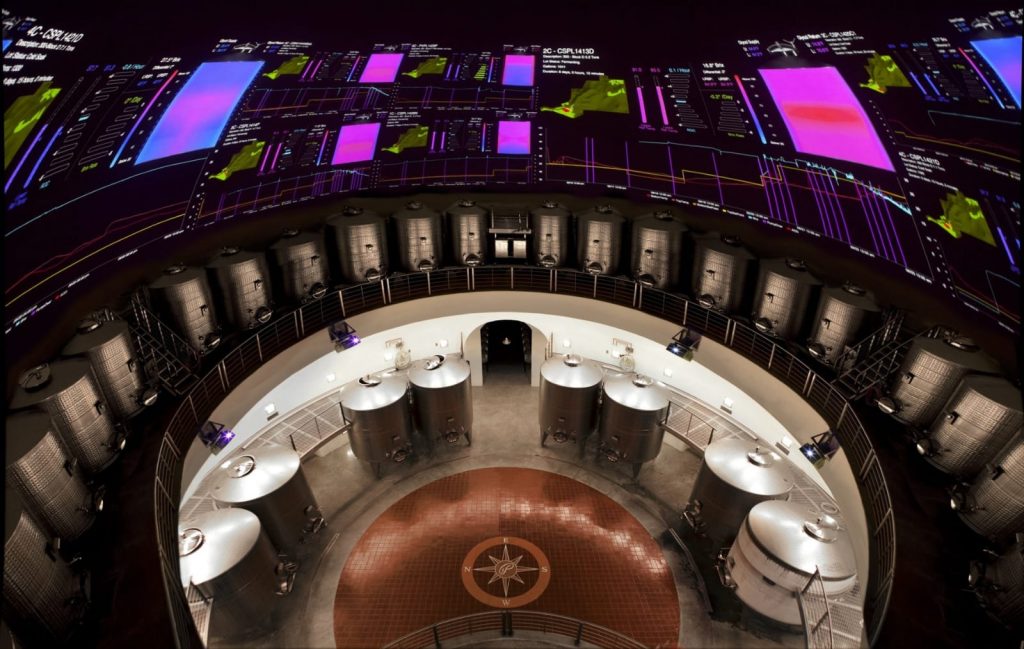 La bodega Palmaz Vineyards incorpora un novedoso sistema de proyección en su cúpula para visualizar datos sobre el proceso de elaboración del vino | El magazine de vinos, gastronomía y lifestyle para las mentes inquietas