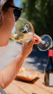 “Amor en barricas”, la propuesta de Bodega Familia Schroeder para celebrar el Día de los Enamorados y sumergirse en los sabores y aromas patagónicos